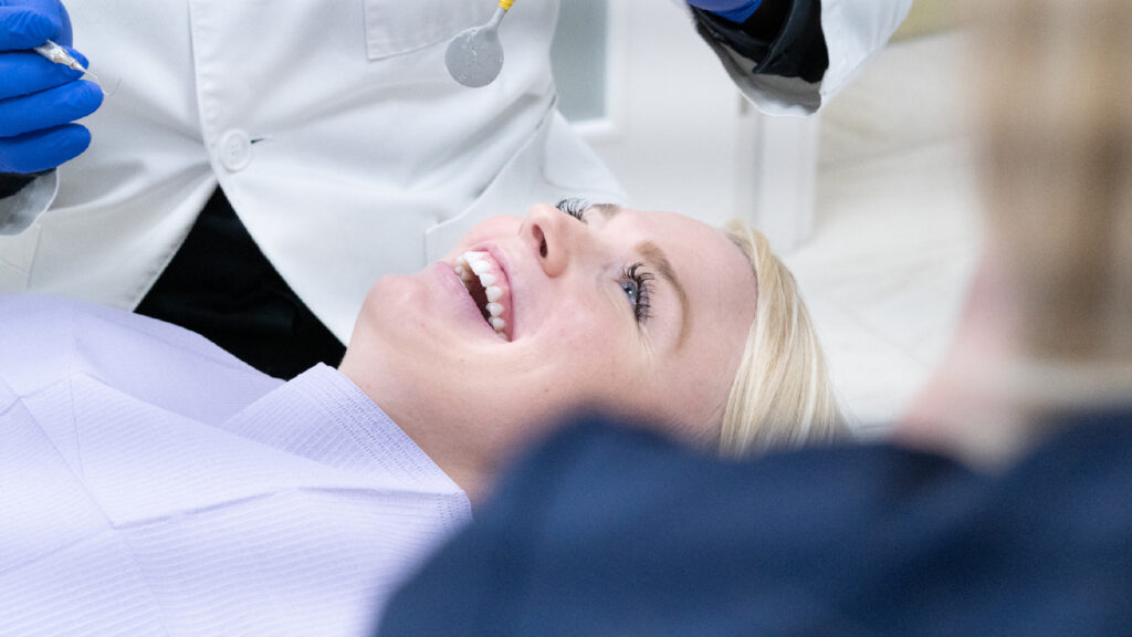 Dentist in Mountain Gardens, ON providing teeth zoom whitening services