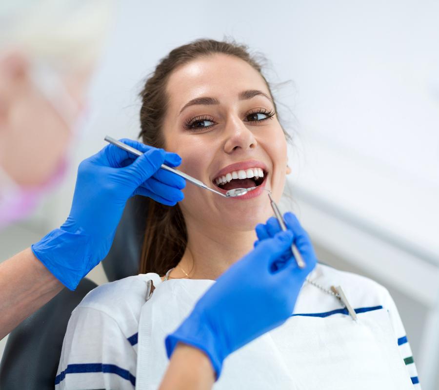 Cosmetic dentist near me in Millcroft ON offering teeth whitening and veneers