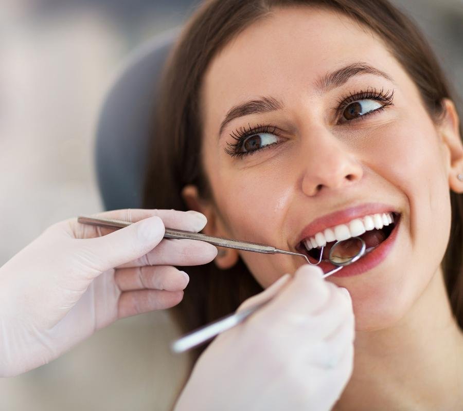 Cosmetic dentist near me in Mountain Gardens ON providing smile makeovers